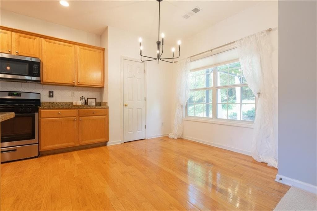 5 bedroom, 3 bathroom, 2,735 sq ft single family residence under contract at 1074 Frog Leap Trail, Kennesaw, GA 30152 — photo 9