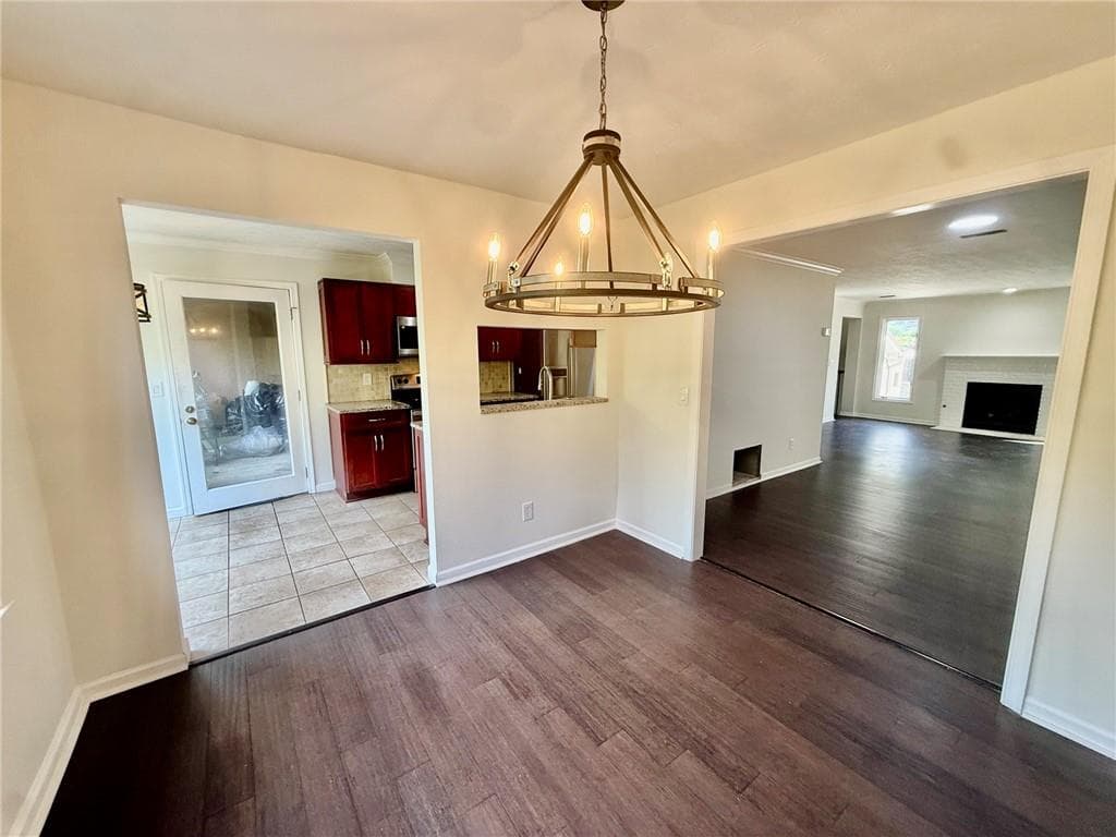 3 bedroom, 2 bathroom, 1,550 sq ft condominium for sale at 11 Saint Claire Lane, Atlanta, GA 30324 — photo 2