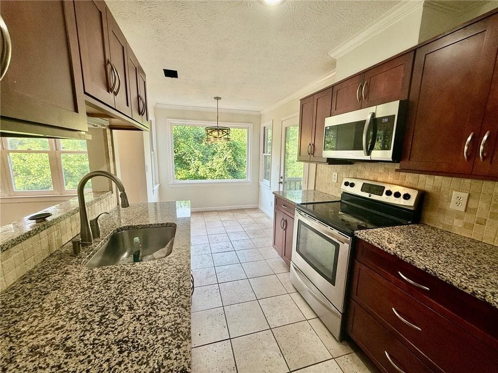 3 bedroom, 2 bathroom, 1,550 sq ft condominium for sale at 11 Saint Claire Lane, Atlanta, GA 30324 — photo 3