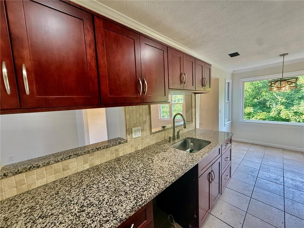 3 bedroom, 2 bathroom, 1,550 sq ft condominium for sale at 11 Saint Claire Lane, Atlanta, GA 30324 — photo 5