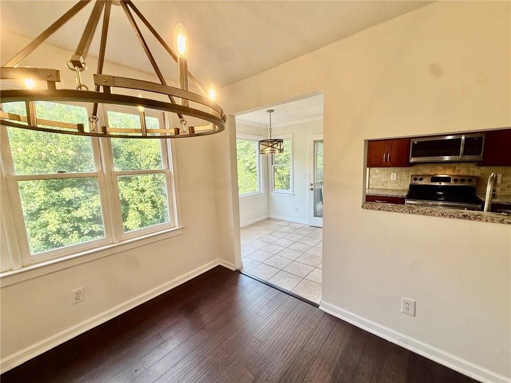 3 bedroom, 2 bathroom, 1,550 sq ft condominium for sale at 11 Saint Claire Lane, Atlanta, GA 30324 — photo 8