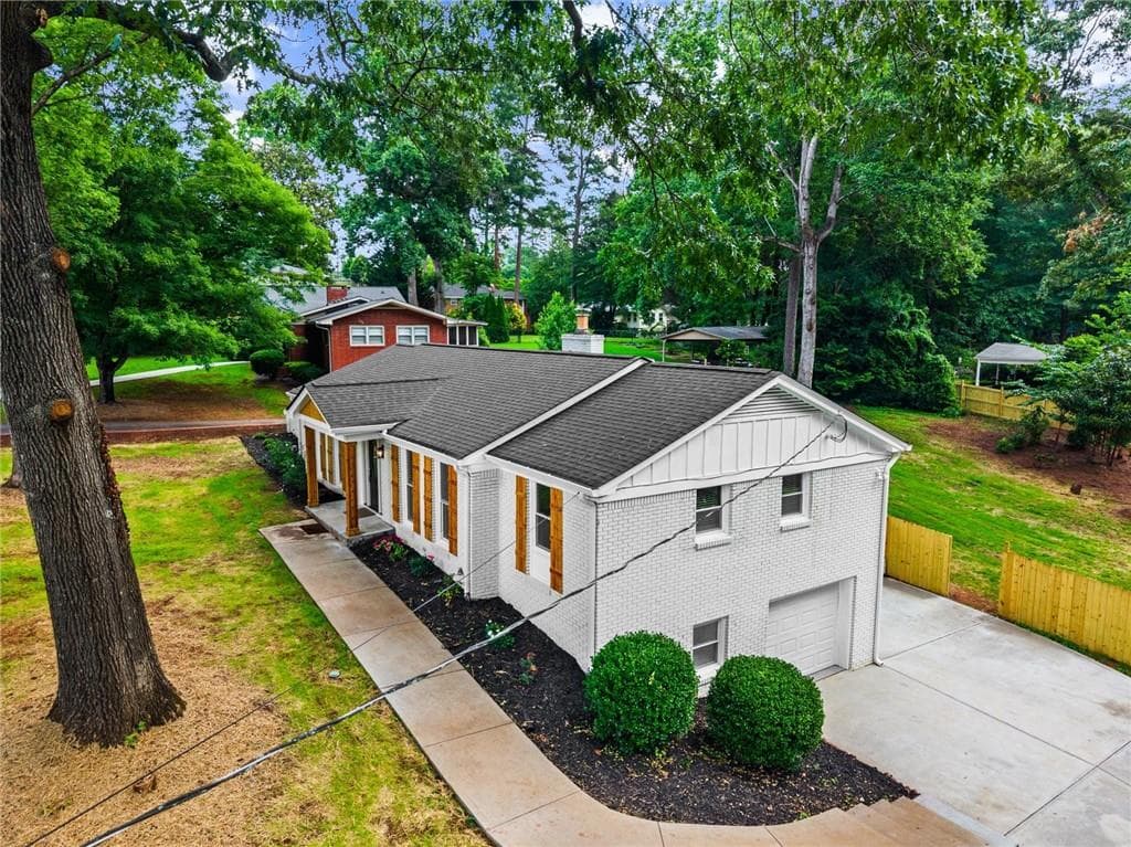 4 bedroom, 3 bathroom, 2,392 sq ft single family residence for sale at 4159 King Valley Drive, Smyrna, GA 30082 — photo 4