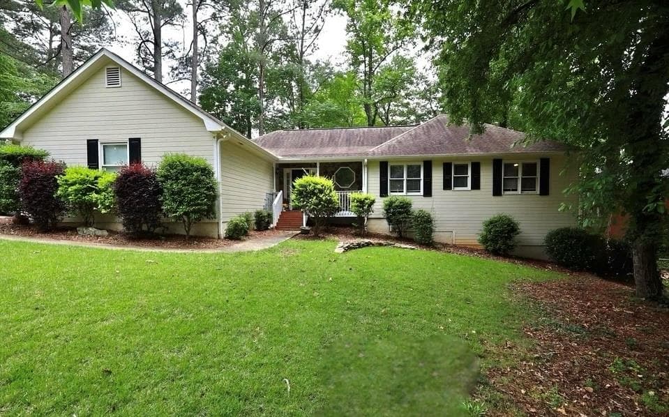 6 bedroom, 3 bathroom, 3,120 sq ft single family residence for sale at 1149 Magnolia Drive, Villa Rica, GA 30180 — photo 1 of 40
