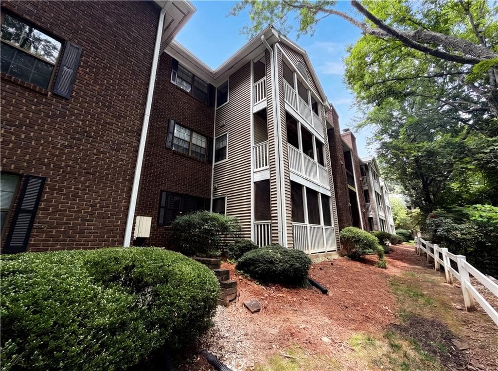 2 bedroom, 2 bathroom, 823 sq ft condominium for sale at 507 Barrington Hills Drive, Atlanta, GA 30350 — photo 2