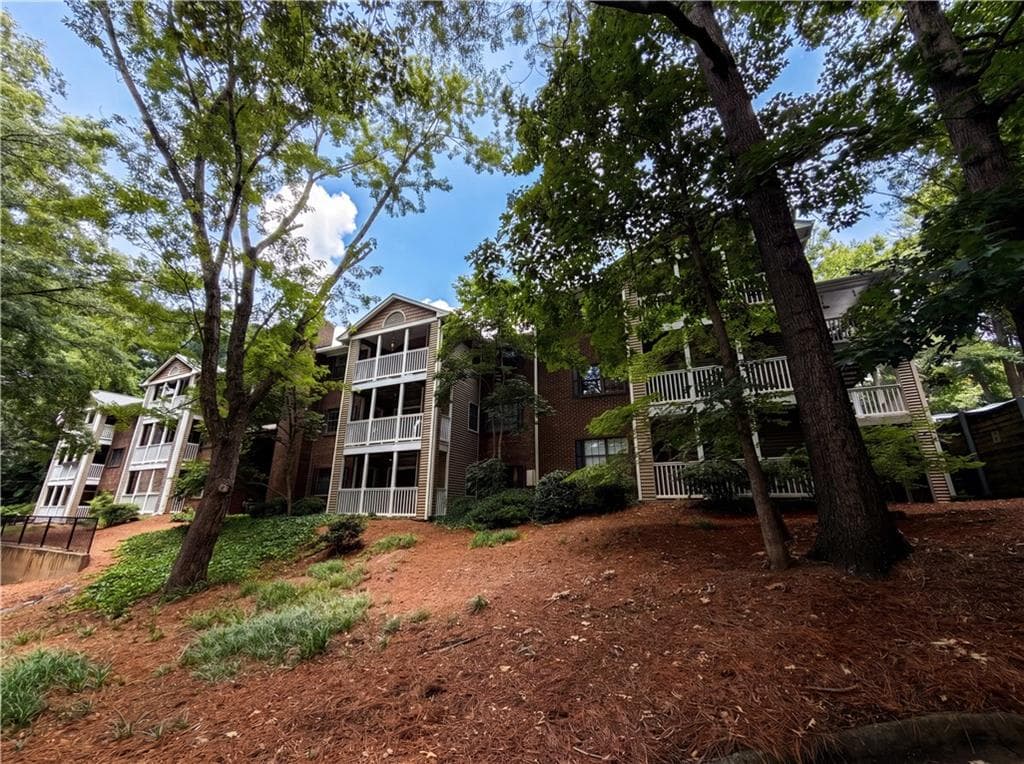2 bedroom, 2 bathroom, 823 sq ft condominium for sale at 507 Barrington Hills Drive, Atlanta, GA 30350 — photo 3