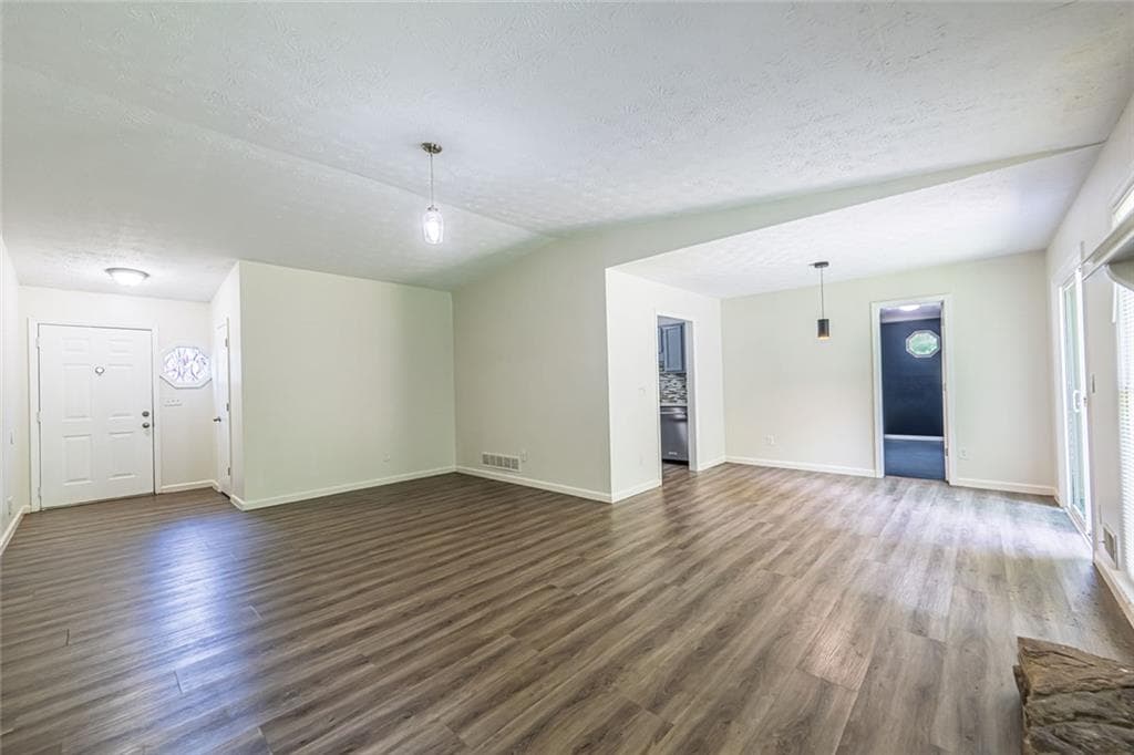 3 bedroom, 2 bathroom, 1,761 sq ft single family residence for rent at 2100 Whitebluff Way, Buford, GA 30519 for $2,000 a month — photo 10