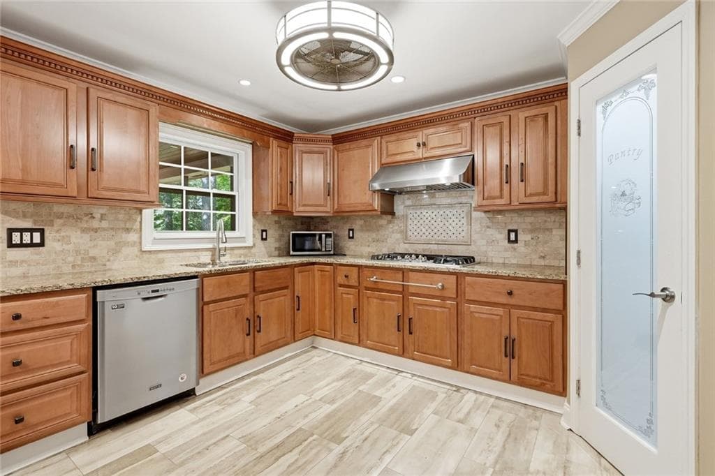 6 bedroom, 5 bathroom, 3,420 sq ft single family residence for sale at 2915 Capot Court, Snellville, GA 30039 — photo 9