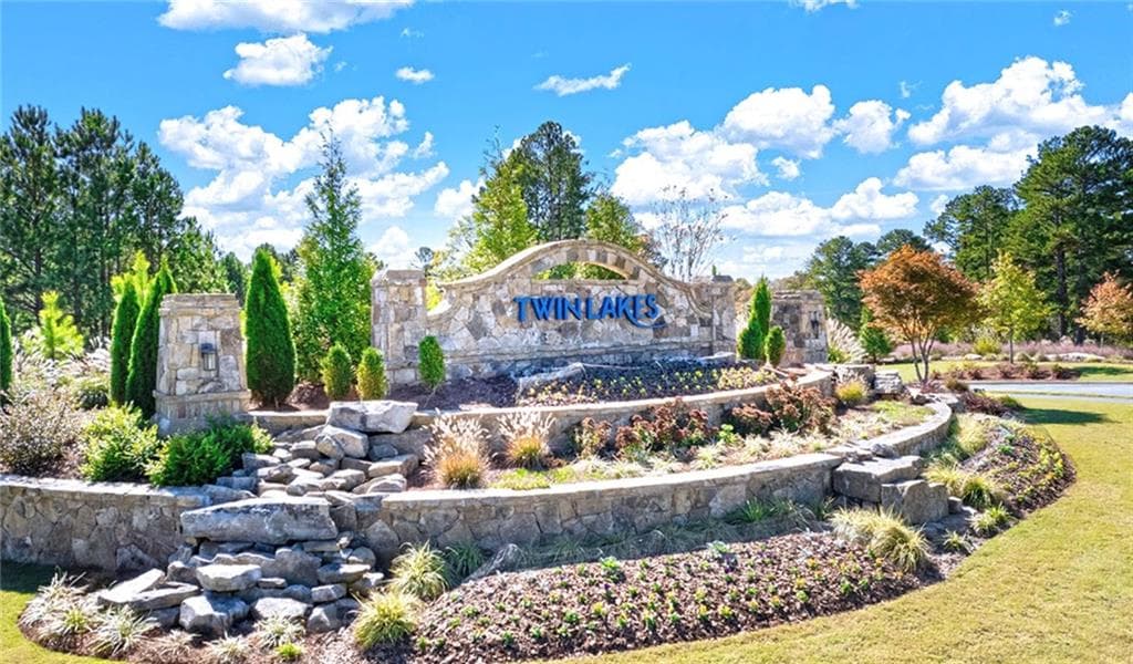 5 bedroom, 4 bathroom, 2,721 sq ft single family residence for sale at 560 Great Salt Lane, Hoschton, GA 30548 — photo 2