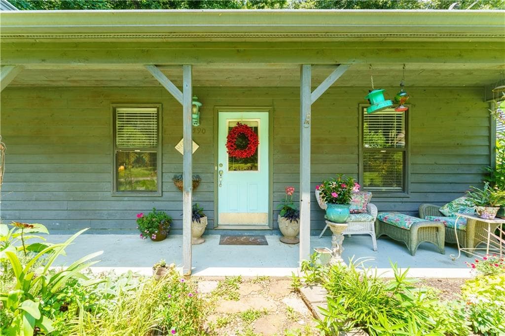 3 bedroom, 2 bathroom, 1,540 sq ft single family residence for sale at 2590 Valient Drive, Cumming, GA 30041 — photo 4