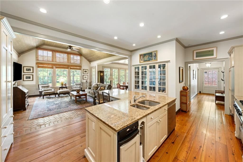 6 bedroom, 5 bathroom, 6,327 sq ft single family residence for sale at 10180 Capps Ferry Road, Chattahoochee Hills, GA 30268 — photo 6