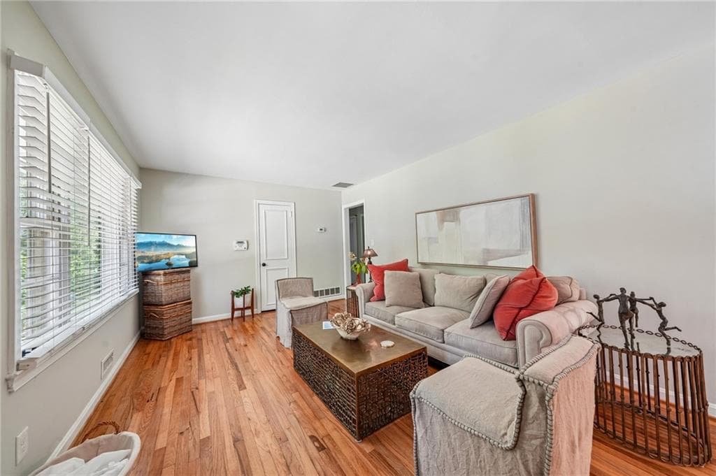 4 bedroom, 2 bathroom, 1,688 sq ft single family residence under contract at 2120 Meadowbrook Lane, Marietta, GA 30067 — photo 3