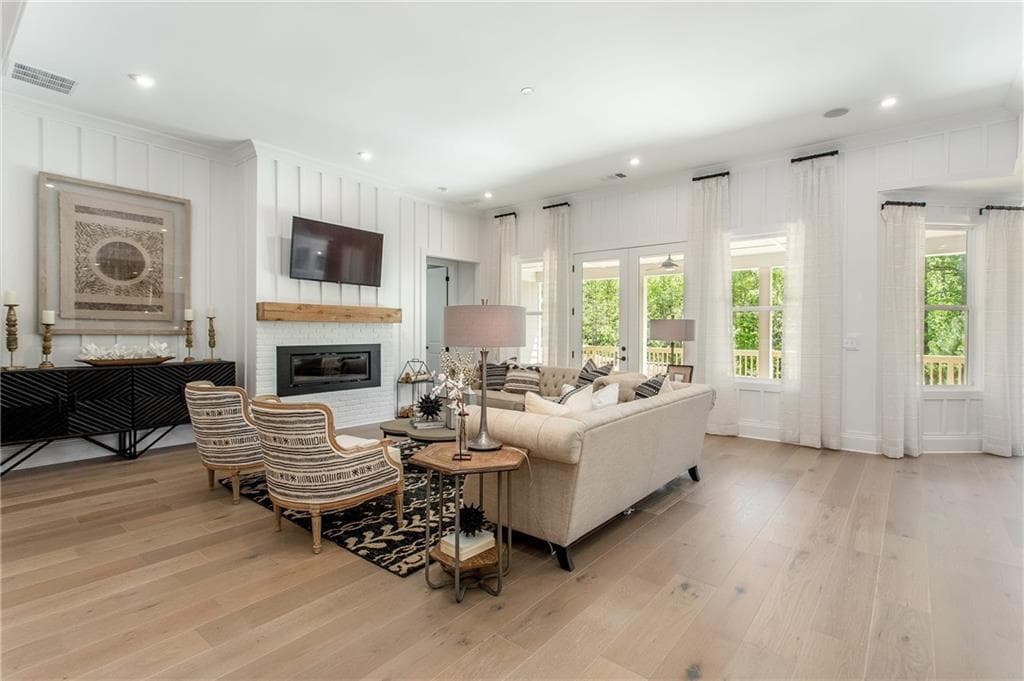 3 bedroom, 3 bathroom, 2,600 sq ft single family residence for sale at 869 Salton Way, Hoschton, GA 30548 — photo 8