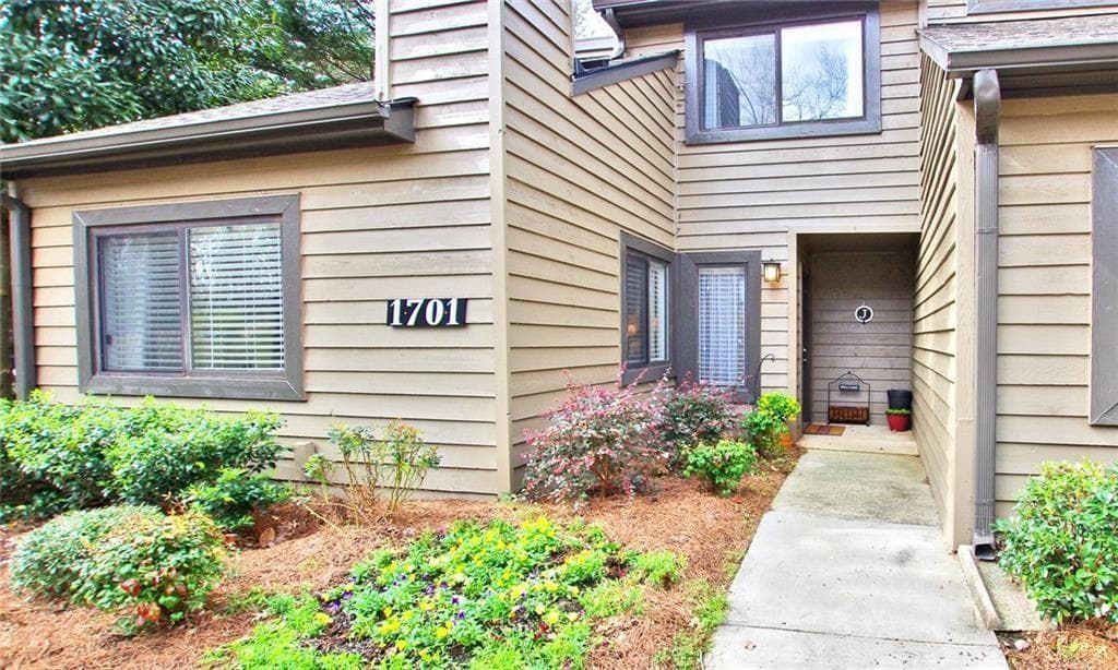 2 bedroom, 3 bathroom, 1,509 sq ft townhouse for rent at 1701 Cedar Chase Lane, Atlanta, GA 30324 for $2,500 a month — photo 1 of 22