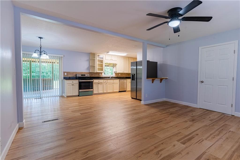4 bedroom, 3 bathroom, 2,173 sq ft single family residence under contract at 2888 Mockingbird Circle, Duluth, GA 30096 — photo 4