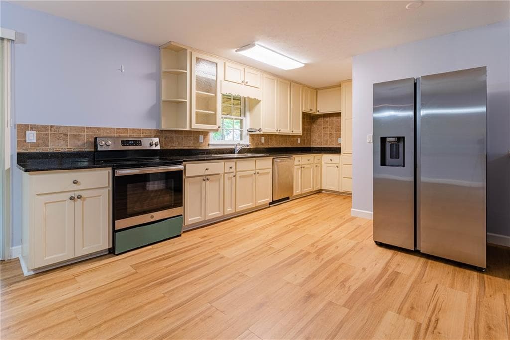 4 bedroom, 3 bathroom, 2,173 sq ft single family residence under contract at 2888 Mockingbird Circle, Duluth, GA 30096 — photo 9