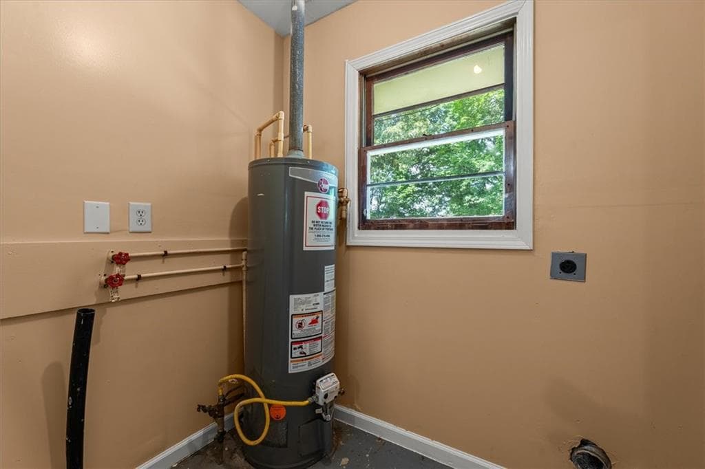 3 bedroom, 1 bathroom, 1,283 sq ft single family residence for sale at 330 Roberts Street, Lawrenceville, GA 30046 — photo 3