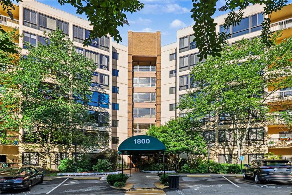 1 bedroom, 1 bathroom, 800 sq ft condominium for sale at 1800 Clairmont Lake 711, Decatur, GA 30033