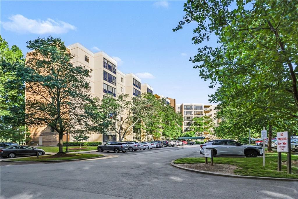 1 bedroom, 1 bathroom, 800 sq ft condominium for sale at 1800 Clairmont Lake 711, Decatur, GA 30033 — photo 2