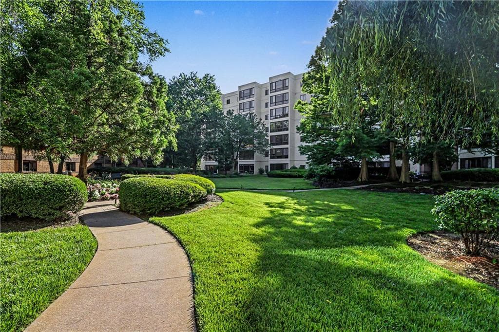 1 bedroom, 1 bathroom, 800 sq ft condominium for sale at 1800 Clairmont Lake 711, Decatur, GA 30033 — photo 3