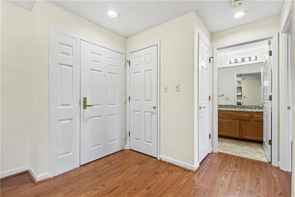 1 bedroom, 1 bathroom, 800 sq ft condominium for sale at 1800 Clairmont Lake 711, Decatur, GA 30033 — photo 6