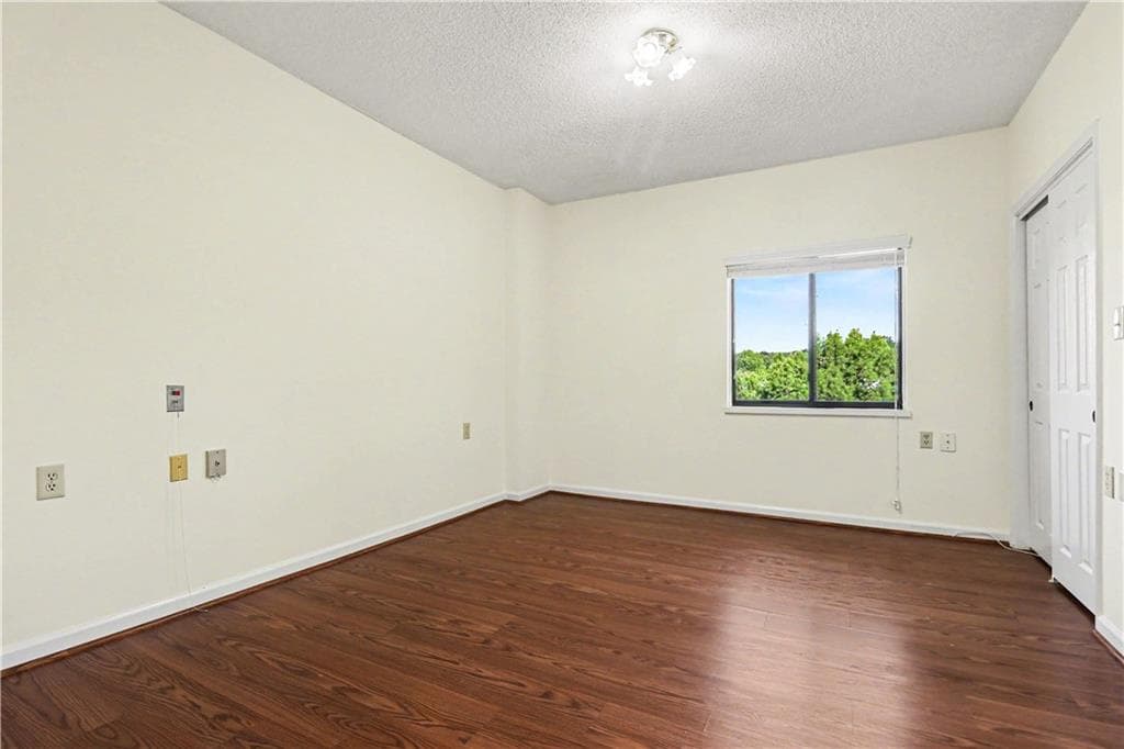 1 bedroom, 1 bathroom, 800 sq ft condominium for sale at 1800 Clairmont Lake 711, Decatur, GA 30033 — photo 9