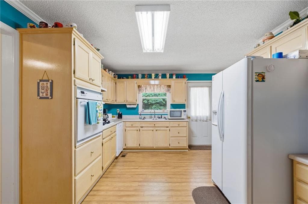 3 bedroom, 3 bathroom, 1,702 sq ft single family residence under contract at 3650 Southlake Circle, Cumming, GA 30041 — photo 6
