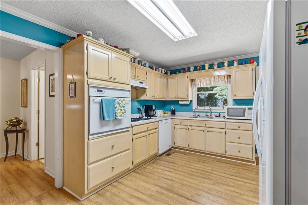 3 bedroom, 3 bathroom, 1,702 sq ft single family residence under contract at 3650 Southlake Circle, Cumming, GA 30041 — photo 7