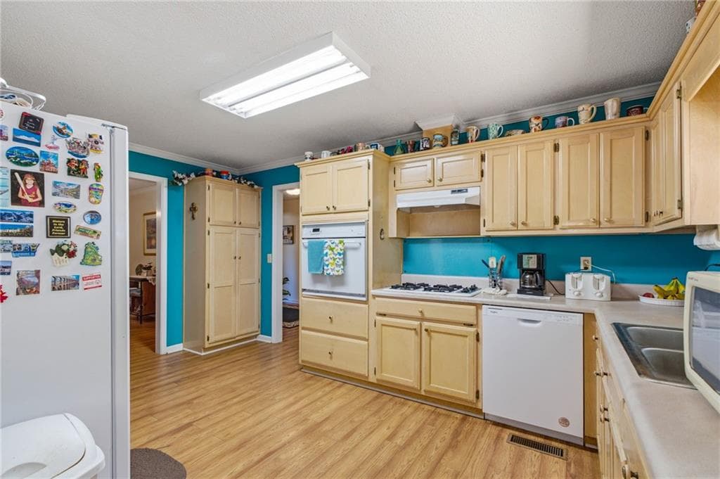 3 bedroom, 3 bathroom, 1,702 sq ft single family residence under contract at 3650 Southlake Circle, Cumming, GA 30041 — photo 9