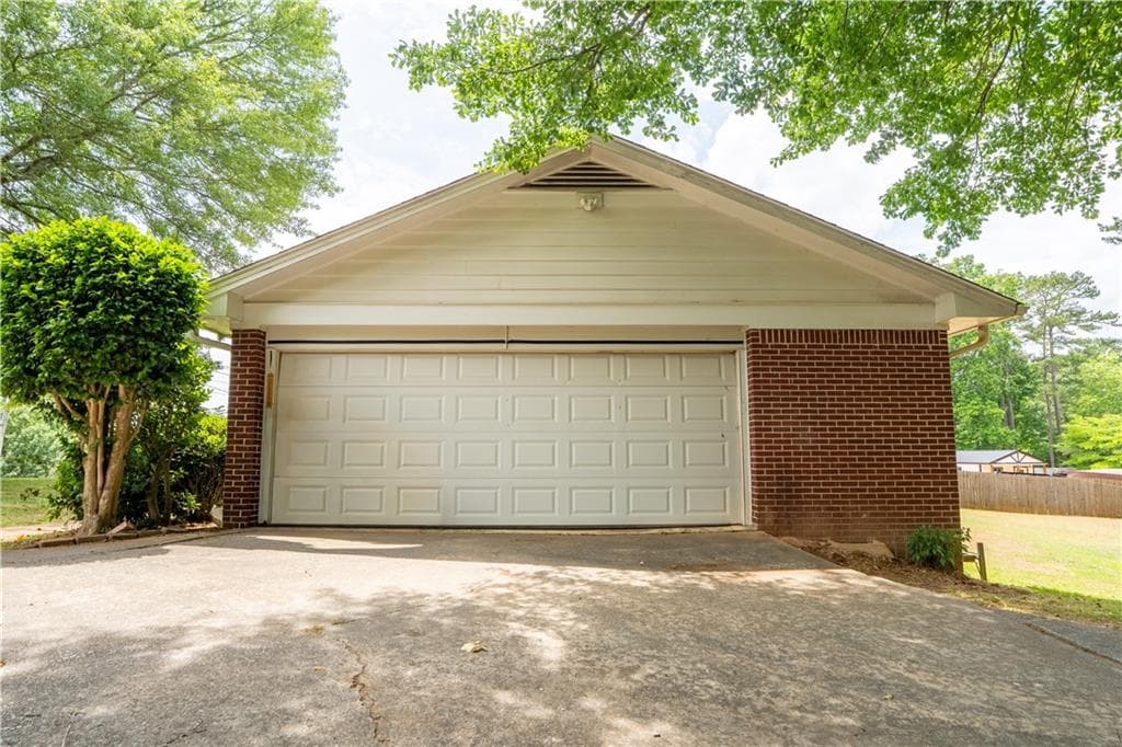 3 bedroom, 2 bathroom, 1,832 sq ft single family residence for sale at 1334 Sherri Lane, Sugar Hill, GA 30518 — photo 2