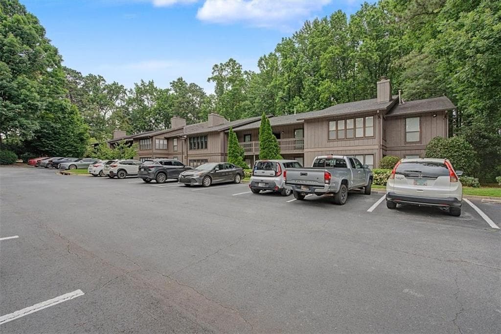 2 bedroom, 2 bathroom, 1,166 sq ft condominium under contract at 319 Smokerise Circle, Marietta, GA 30067 — photo 3