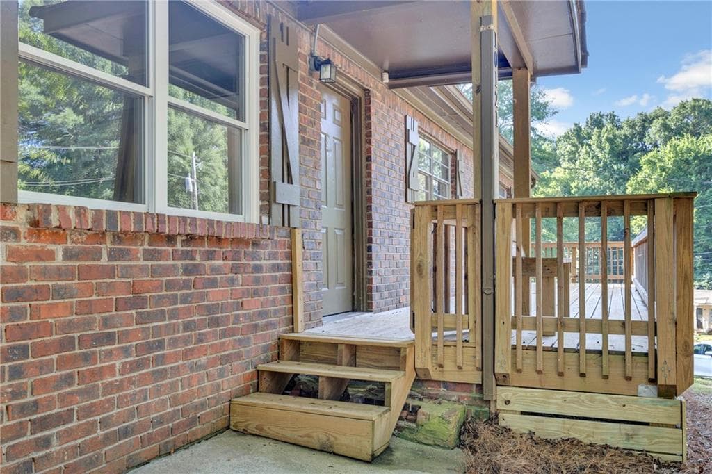 3 bedroom, 2 bathroom, 1,449 sq ft single family residence under contract at 10121 Morris Drive, Covington, GA 30014 — photo 3