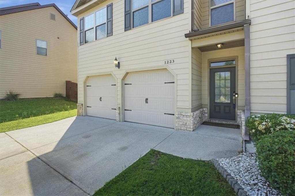 4 bedroom, 3 bathroom, 2,946 sq ft single family residence for sale at 1223 Deadwood Trail, Loganville, GA 30052 — photo 2