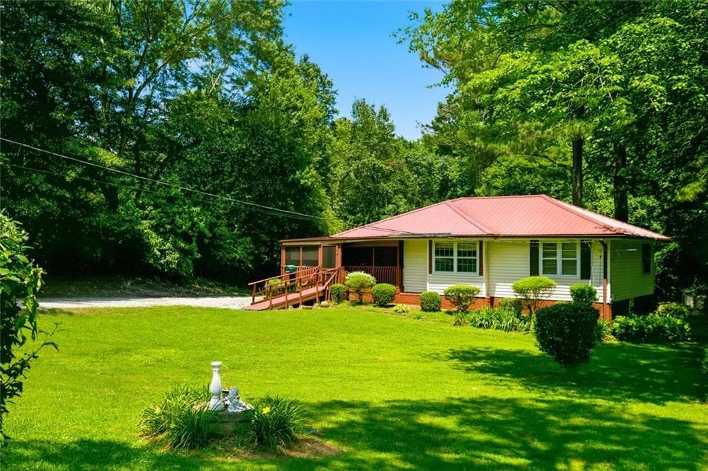 3 bedroom, 2 bathroom, 1,186 sq ft single family residence sold at 425 Brandywine Court, Alpharetta, GA 30004