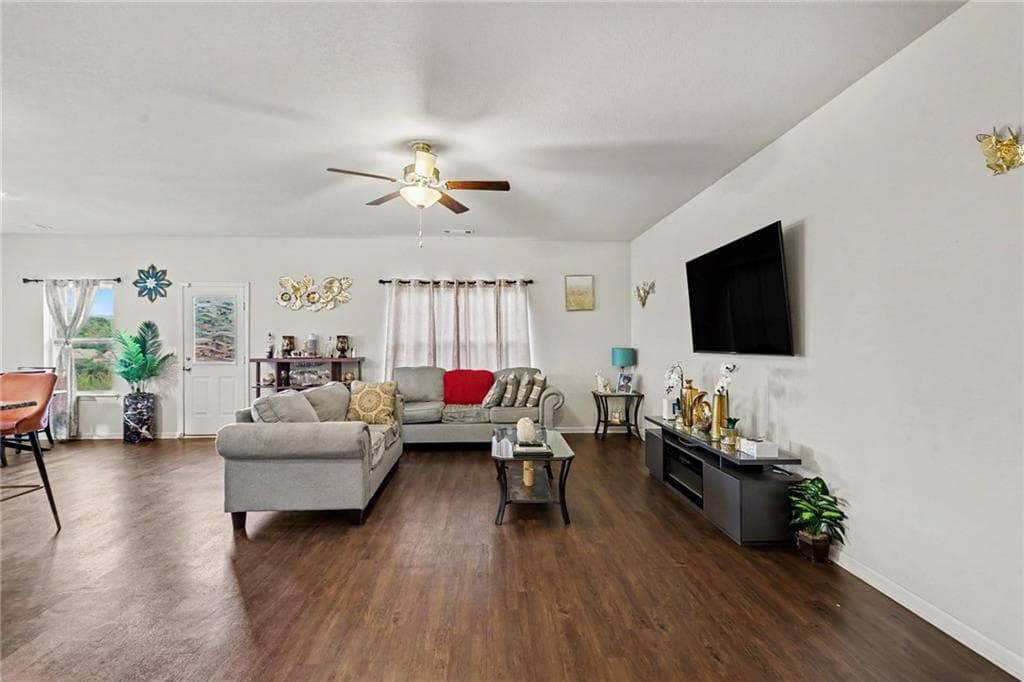4 bedroom, 3 bathroom, 2,076 sq ft single family residence under contract at 3715 Tommyhawk Court, Douglasville, GA 30135 — photo 4