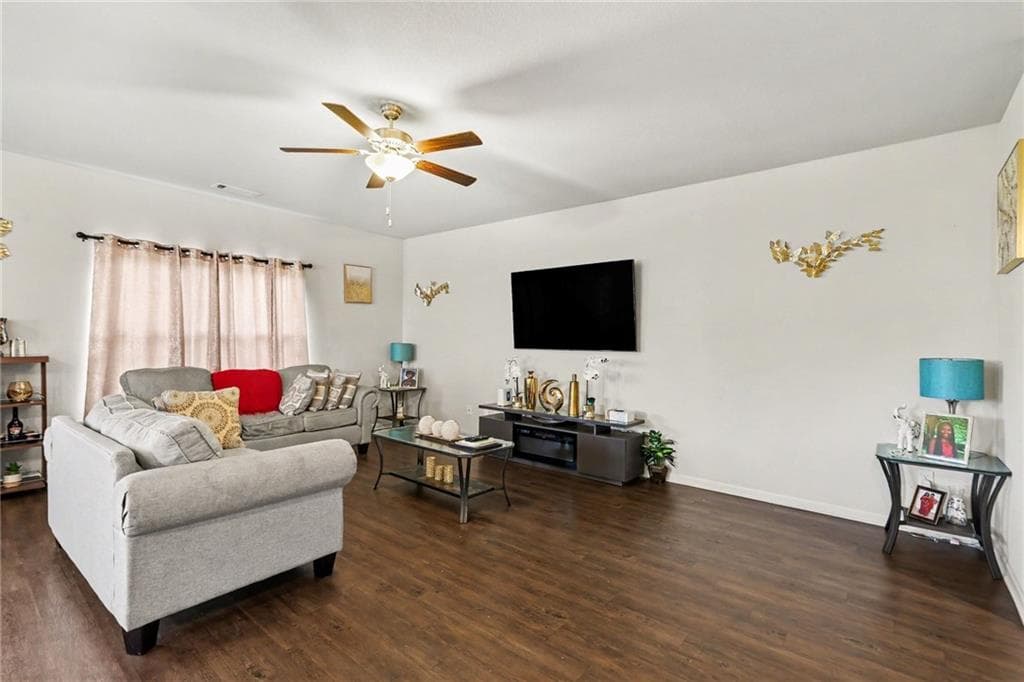 4 bedroom, 3 bathroom, 2,076 sq ft single family residence under contract at 3715 Tommyhawk Court, Douglasville, GA 30135 — photo 5