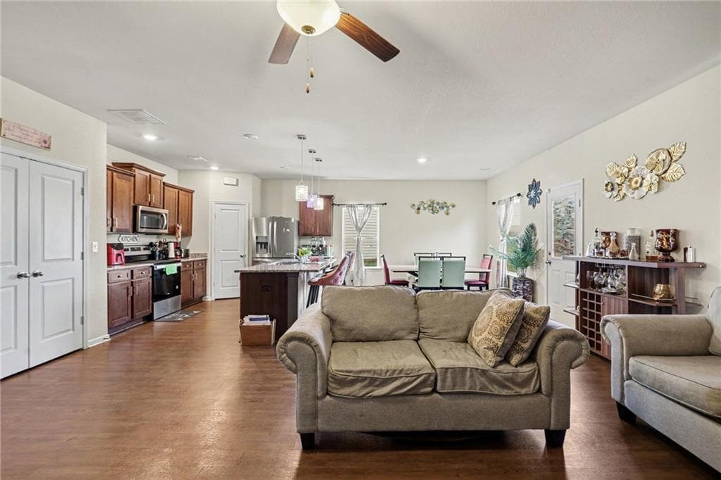 4 bedroom, 3 bathroom, 2,076 sq ft single family residence under contract at 3715 Tommyhawk Court, Douglasville, GA 30135 — photo 7