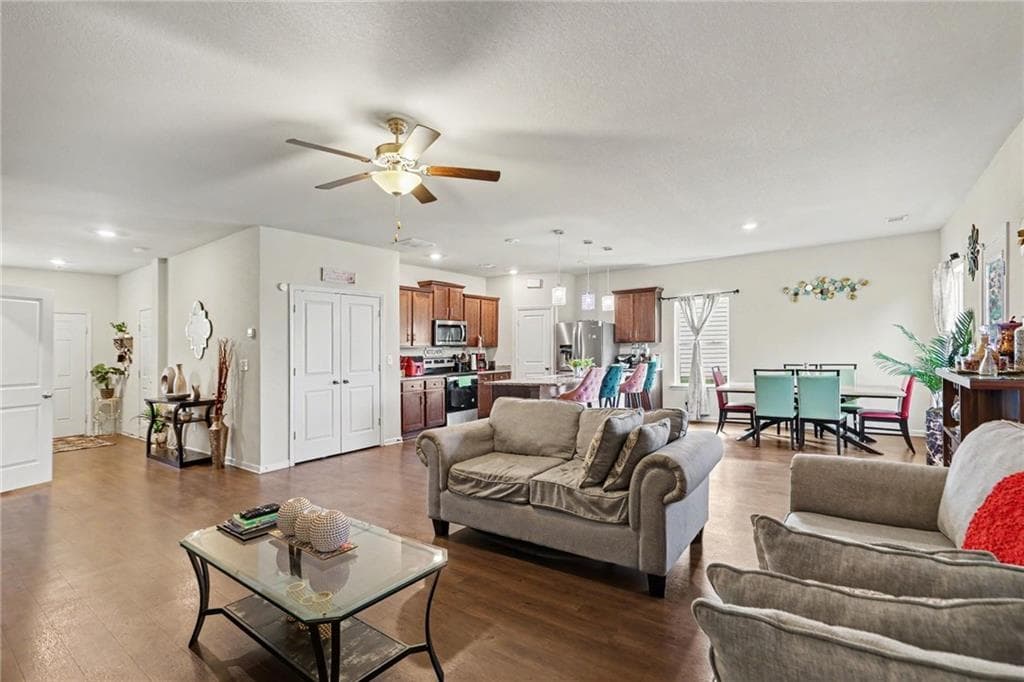 4 bedroom, 3 bathroom, 2,076 sq ft single family residence under contract at 3715 Tommyhawk Court, Douglasville, GA 30135 — photo 8