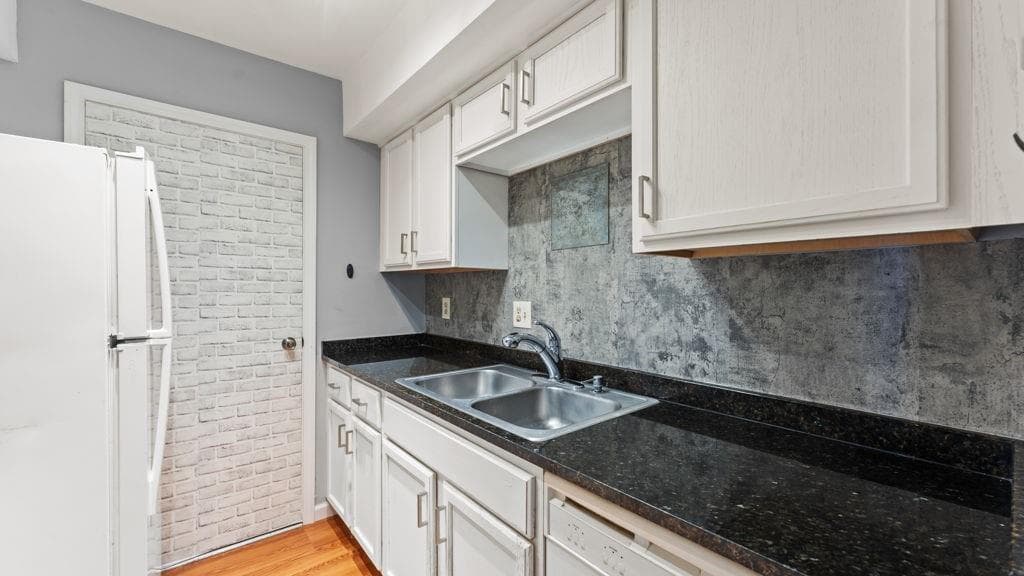 2 bedroom, 1 bathroom, 956 sq ft condominium for sale at 6851 Roswell Road O8, Atlanta, GA 30328 — photo 3