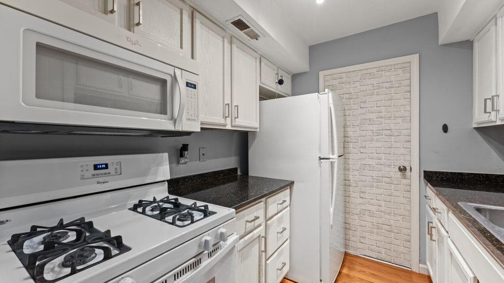 2 bedroom, 1 bathroom, 956 sq ft condominium for sale at 6851 Roswell Road O8, Atlanta, GA 30328 — photo 4