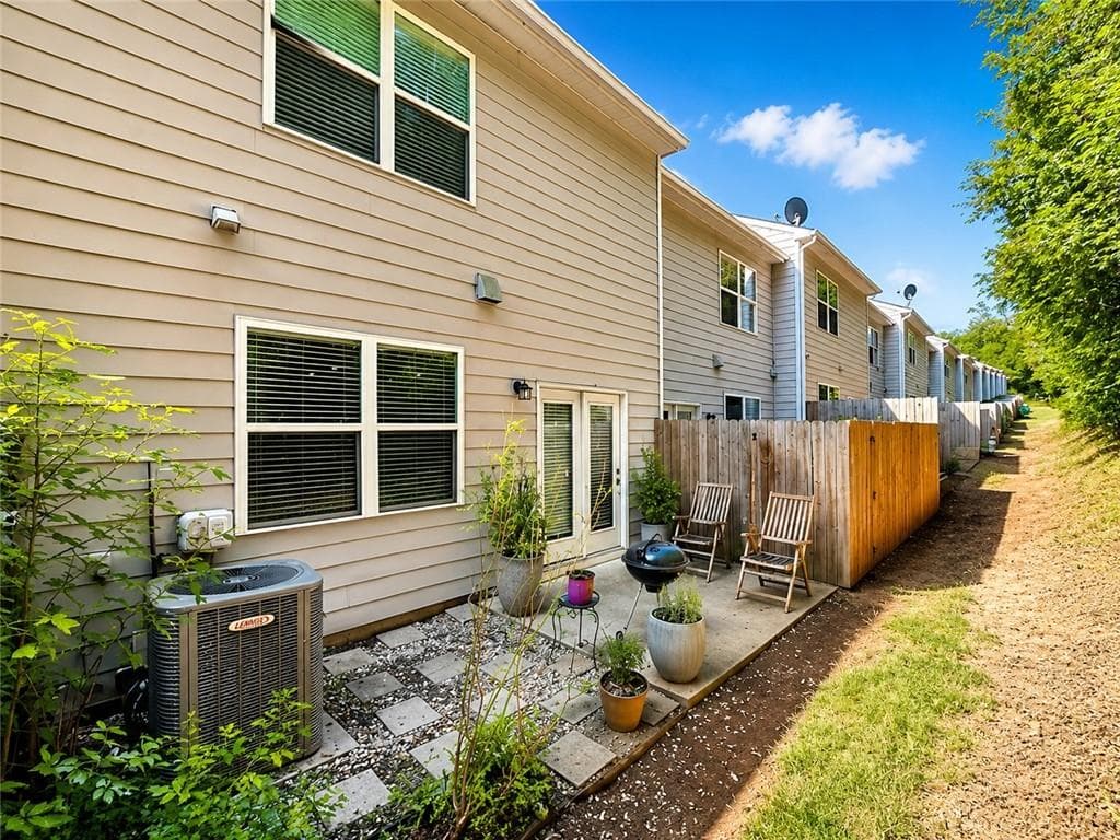 3 bedroom, 3 bathroom, 1,514 sq ft townhouse for sale at 6396 Kennonbriar Court, Lithonia, GA 30058 — photo 3