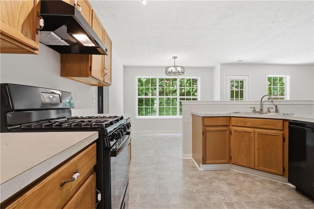 4 bedroom, 3 bathroom, 2,524 sq ft single family residence under contract at 682 Stonemill Manor, Lithonia, GA 30058 — photo 6