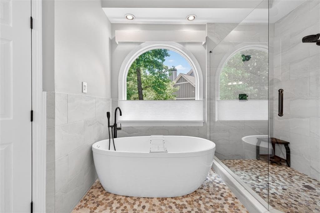 6 bedroom, 6 bathroom, 5,832 sq ft single family residence for sale at 7210 Canter Run, Cumming, GA 30040 — photo 7