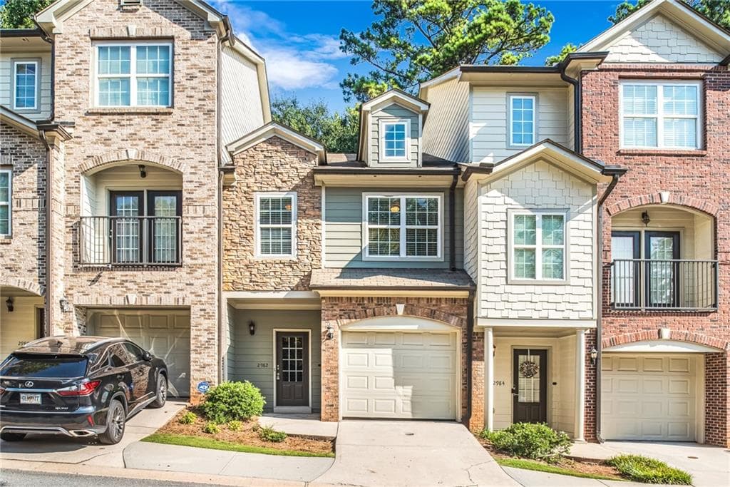 3 bedroom, 3 bathroom, 1,396 sq ft townhouse sold at 2982 Ashlyn Pointe Drive, Atlanta, GA 30340