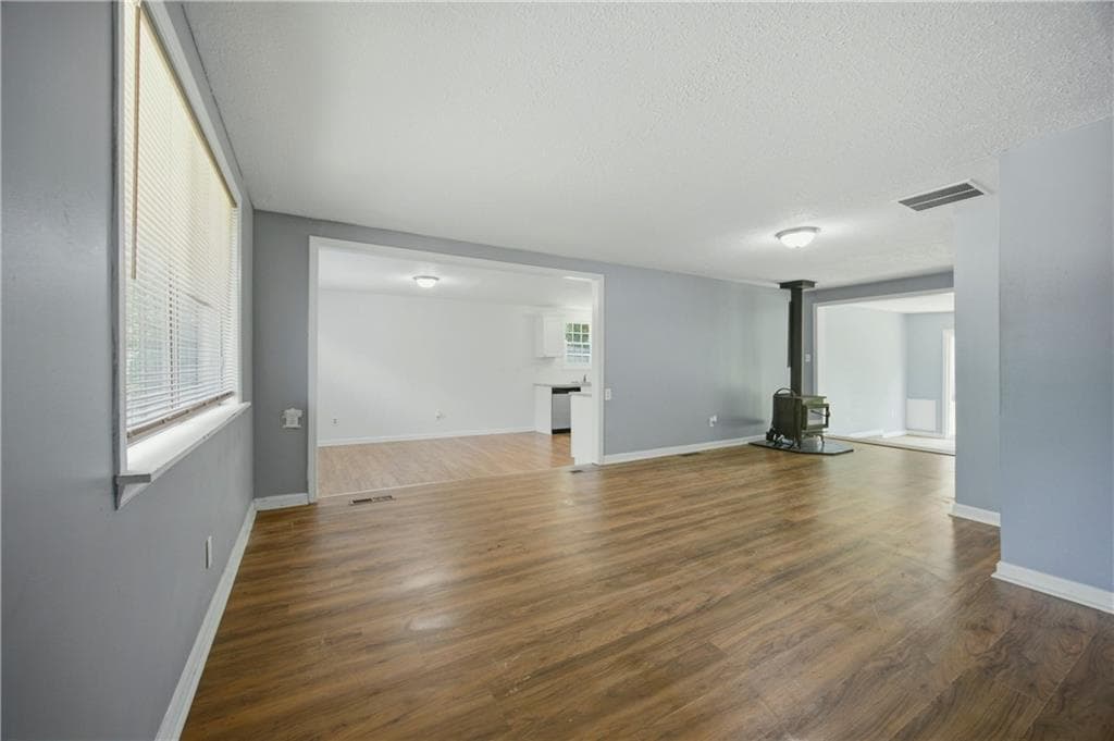 2 bedroom, 2 bathroom, 1,500 sq ft single family residence under contract at 5232 Trudy Circle, Gainesville, GA 30504 — photo 2