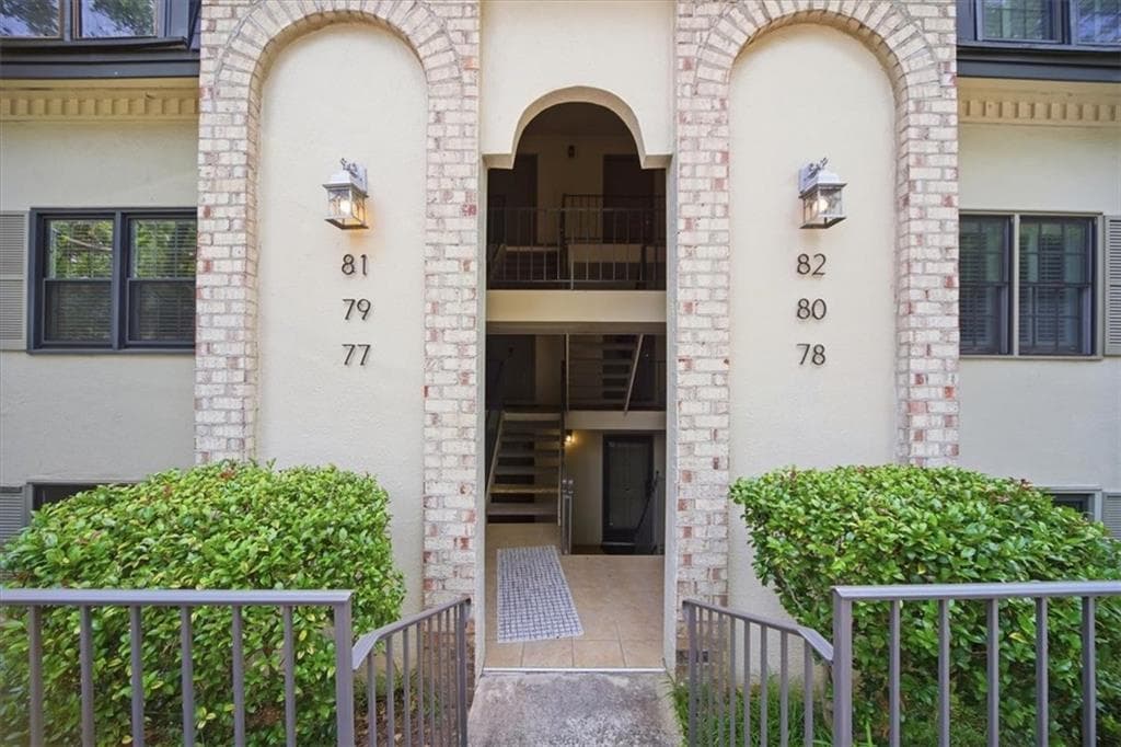 3 bedroom, 2 bathroom, 1,346 sq ft condominium sold at 80 Chaumont Square, Atlanta, GA 30327