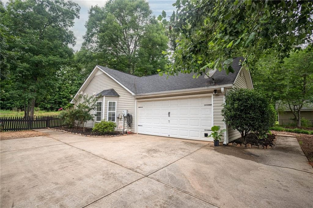 3 bedroom, 2 bathroom, 1,563 sq ft single family residence for sale at 605 Freeman Drive, Covington, GA 30016 — photo 5