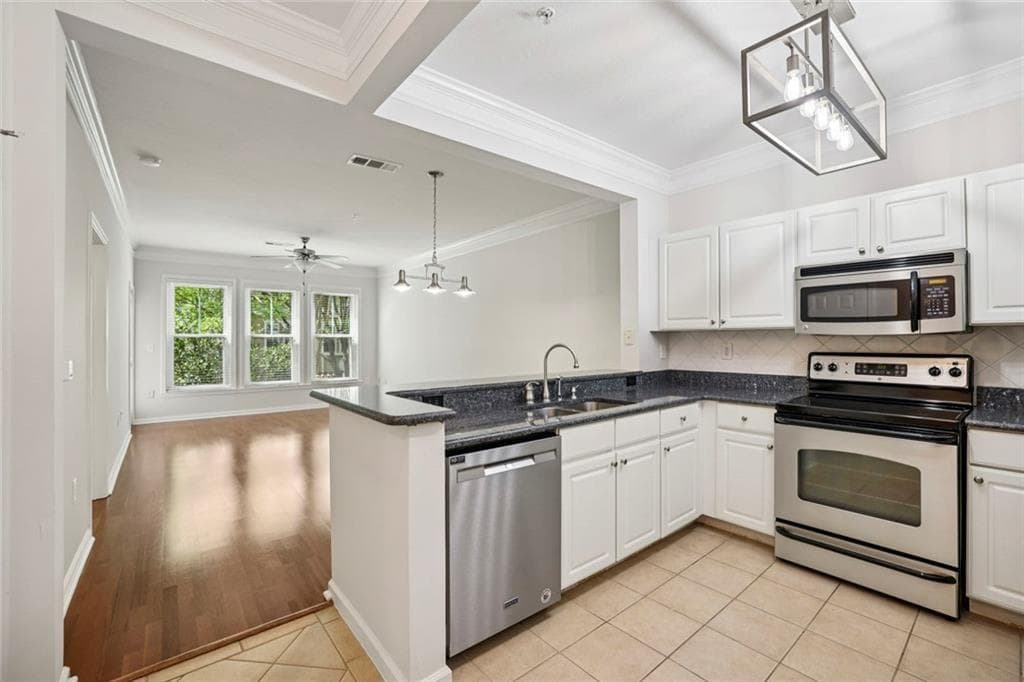 1 bedroom, 1 bathroom, 752 sq ft condominium under contract at 1850 Cotillion Drive 2205, Atlanta, GA 30338 — photo 3