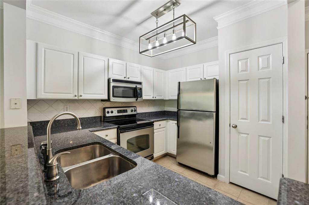 1 bedroom, 1 bathroom, 752 sq ft condominium under contract at 1850 Cotillion Drive 2205, Atlanta, GA 30338 — photo 6