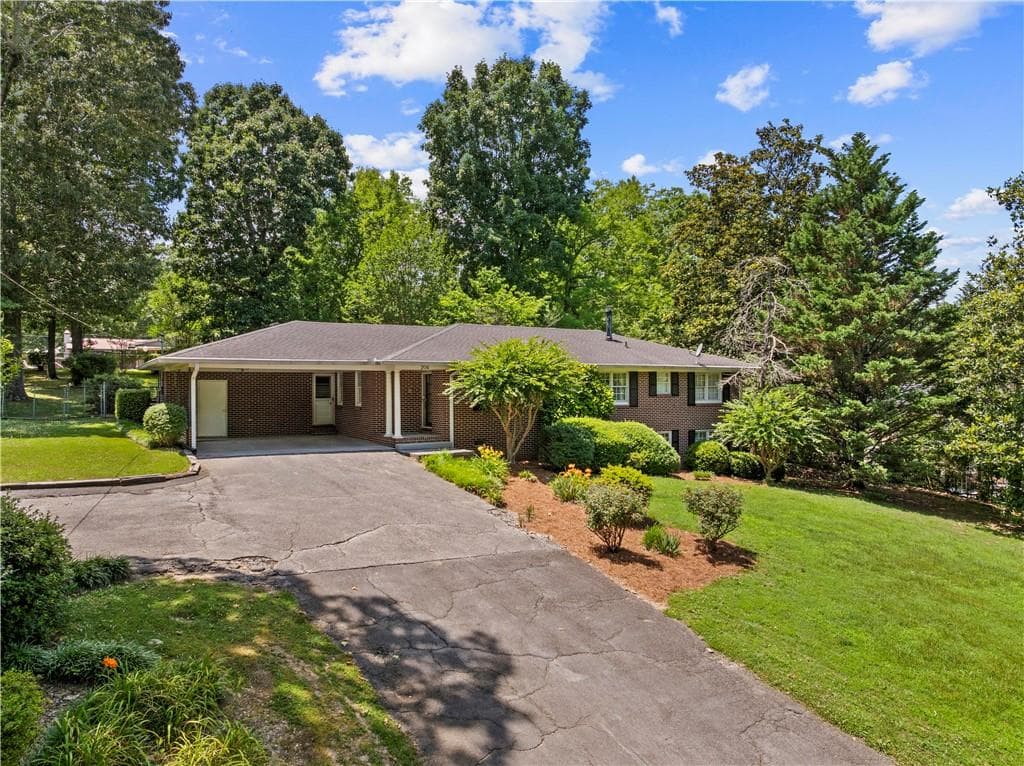 3 bedroom, 2 bathroom, 1,798 sq ft single family residence under contract at 204 Sherwood Drive, Calhoun, GA 30701 — photo 2