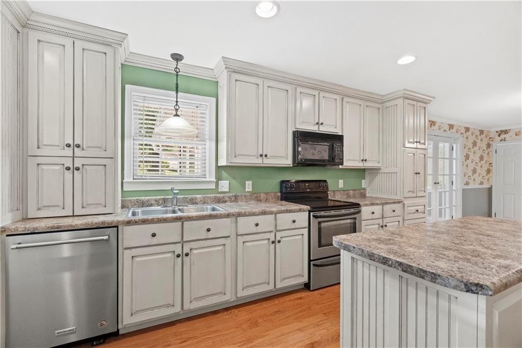 3 bedroom, 2 bathroom, 1,798 sq ft single family residence under contract at 204 Sherwood Drive, Calhoun, GA 30701 — photo 9